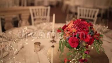 桌上的插花.. 结婚装饰品。 婚礼